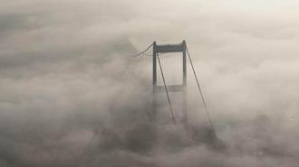 Sis içinde kalan Fatih Sultan Mehmet Köprüsü havadan görüntülendi