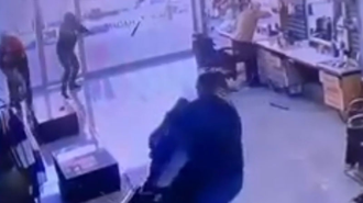 Berberin yaralandığı silahlı saldırı kamerada