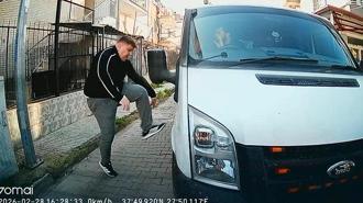 Trafikte tartıştığı kişinin kamyonetinin camını yumrukladı; o anlar kamerada