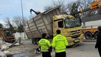 Kamyonun park halindeki araçların üzerine devrildiği kaza kamerada