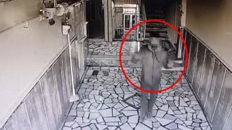 Hırsızlık yaparken kamerayı fark edince vazgeçti