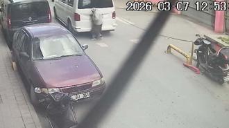 Fatih'te yaya geçidindeki kadın sürücüsü geri manevra yapan minibüsün altında kaldı