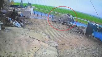 Tarım makinesi yüklü kamyonet yolda savruldu; 3 yaralı