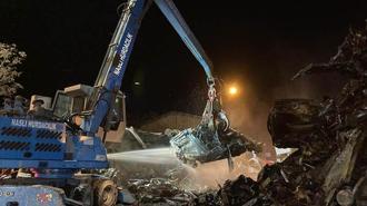 Ankara'da 100 hurda araç alev alev yandı