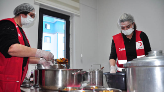 İhtiyaç sahiplerinin iftar yemekleri Kızılay’ın gönüllü kadınlarından