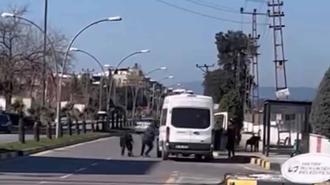 Durak görevlisi, minibüs şoförünü darbetti