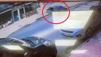 Otomobilin mobilya mağazasına girdiği kaza kamerada