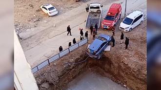 Otomobiliyle inşaat temeline düşmekten sona anda kurtuldu