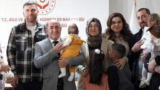 10 çocuk, koruyucu ailelerle sıcak yuvaya kavuştu