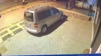 Kadıköy'de merdivenle girdiler, evdekilerin ellerini ve ayaklarını bağlayıp altınları çaldılar