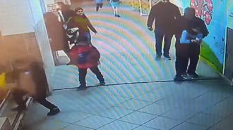 Boğazına şeker takılan öğrencisini Heimlich manevrasıyla kurtardı