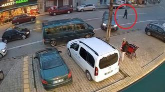 Otomobilin çarptığı yaya ağır yaralandı; o anlar kamerada