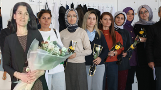 Fatma Nur öğretmenin anısına 650 meslektaşına çiçek dağıttılar