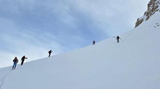 Çekyalı 5 dağcının Mor Dağı’na kış tırmanışı 9 saat sürdü