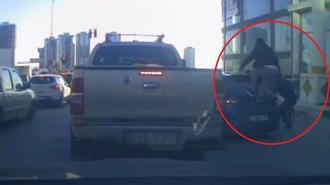 Tartıştıkları kişinin otomobiline sopa ve sandalyelerle zarar verdiler