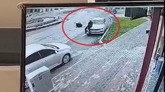 Otomobilin çarptığı 2 yaya yaralandı; o anlar kamerada