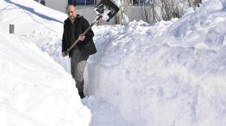 Bitlis'te köylüler açtıkları kar tünelleri ile ulaşım sağlıyor