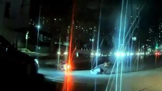 Başakşehir’de otomobilin çarptığı motosikletli yere savruldu; kaza anı kamerada