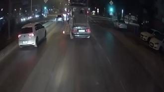 Oto kurtarıcıda yüklü otomobil, yola düştü; o anlar kamerada