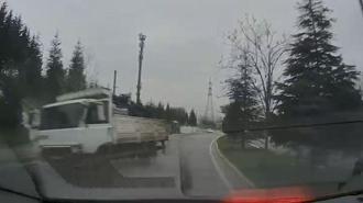 Rampada kayan kamyon refüje çıkıp devrildi