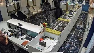 Kuyumcu, soygunu çay kazanını fırlatarak önlemeye çalıştı