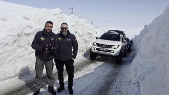 Öğrencilere yardım için kar tünellerini aştılar
