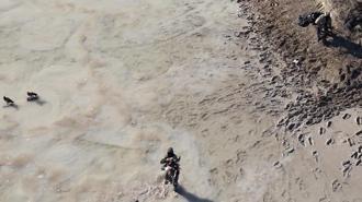 Kaçak avcılar doğa koruma ekiplerine ateş açtı, o anlar dron kamerasında