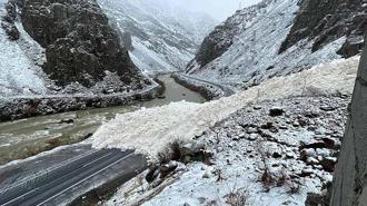 Hakkari-Çukurca kara yoluna çığ düşme anı kamerada