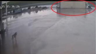 TIR’ın otomobilin üzerine devrildiği kaza kamerada; 2 yaralı