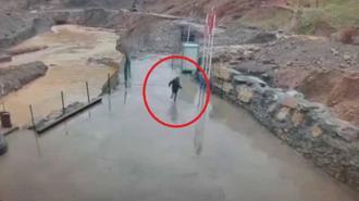 Şırnak’ta selden kaçış kamerada