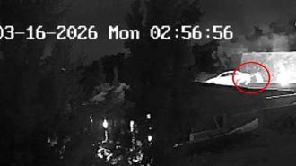 Arkadaşlarıyla sohbet ederken 4 metre yükseklikten düştü; o anlar kamerada