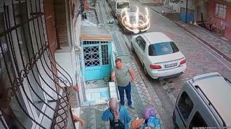 Sultangazi'de husumetli olduğu komşusuna sokakta yumrukla saldırdı