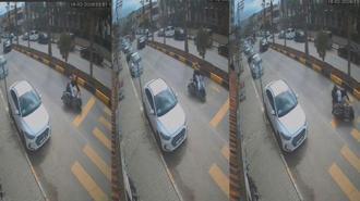 Devrilen motosikletteki 2 kişi yaralandı; kaza kamerada