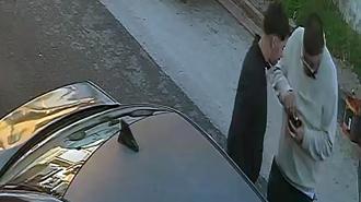 Çaldıkları yüzükleri birbirlerine takıp, eğlenmişler