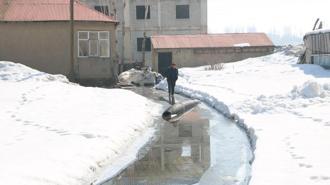 Yüksekova'da sağanak sonrası rögarlar taştı; bazı evleri su bastı