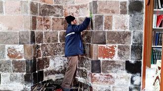 678 yıllık caminin gönüllü olarak temizliğini yapıyor