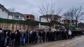 60 yıllık mahalle geleneği; bayramlaşma kuyruğu 1 kilometreyi buldu