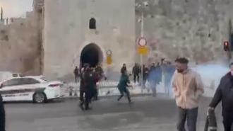 İsrail polisinden namaz kılmak için toplanan Filistinlilere müdahale