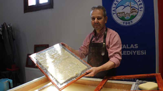 Tarihi konak atölyeye çevrildi; 2 bin yıllık yöntemle sanatsal kağıtlar üretiliyor