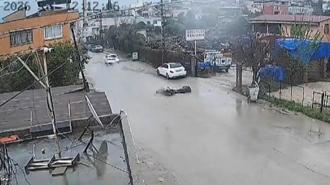 Su birikintisine giren motosiklet devrildi; kaza anı kamerada