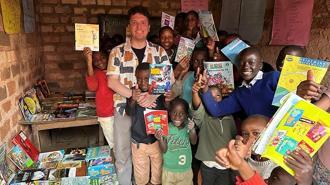 Uganda'da kurduğu kütüphaneyle yetimlere umut oldu