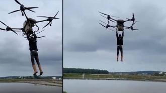 Çiftçi, drona tutunarak tarlanın diğer tarafına geçti