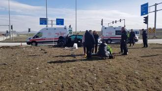 Otomobille hafif ticari aracın çarpıştığı kaza kamerada; 1’i çocuk, 6 yaralı