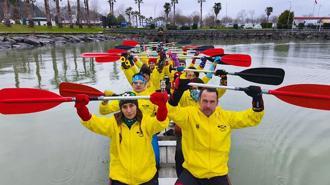 Down Sendromu Farkındalık Haftası’nda sporcular renkli çoraplarla kürek çekti
