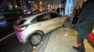 Avcılar’da otomobil kaldırımdaki çocuğa çarptı