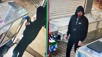 Fiyat sormak için girdiği iş yerinin vitrinindeki cep telefonunu çaldı