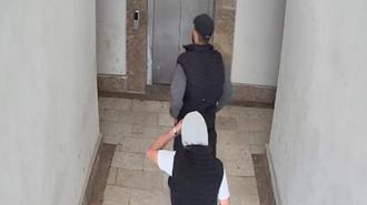 Katları tek tek dolaşıp, daire önlerindeki ayakkabıları çaldılar