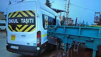Lokomotifin okul servis minibüsüne çarptığı anlar kamera