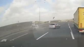 Arnavutköy’de makas atan sürücünün bariyere çarptığı kaza kamerada