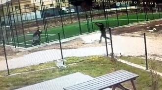 17 yaşındaki çocuk, akranını pompalı tüfekle vurdu; olay kamerada